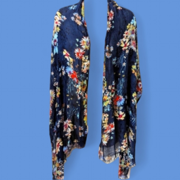 🧣Gorgeous Lightweight Blue Floral Wrap/Scarf/Sarong - Picture 5 of 5